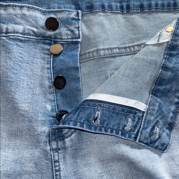 🩳 🆕 MODARANI Women’s Cutoff Distressed Denim Shorts – Size XXL - Picture 5 of 7